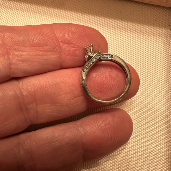 Size 5 small engagement ring. Very pretty and petite wrap design - Picture 8 of 9